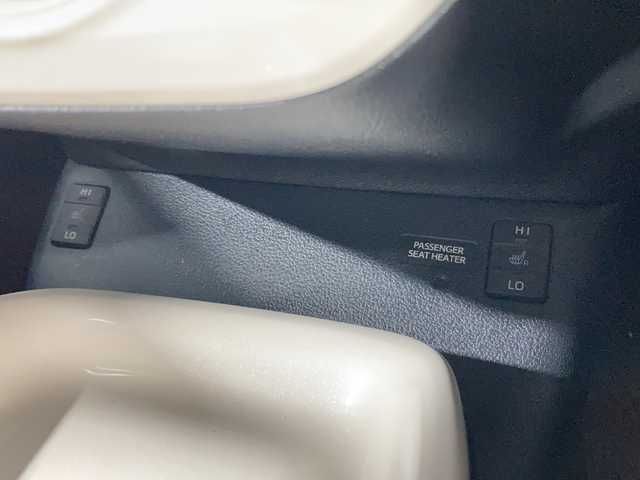トヨタ プリウス A プレミアム 沖縄県 2016(平28)年 7.4万km グレーメタリック 禁煙車/ワンオーナー/純正ディーラーナビ/→【BT/CD/DVD/ワンセグTV】/バックカメラ/ビルトインETC/前方ドライブレコーダー/HUD（ヘッドアップデイスプレイ）/レーダークルーズコントロール/ステアリングリモコン/レザーシート/前席シートヒーター/トヨタセーフティセンス/→レーンディパーチャーアラート/→プリクラッシュセーフティ/→クリアランスソナー/→BSM（ブラインドスポットモニター）/LEDヘッドライト/オートハイビーム/スマートキー
