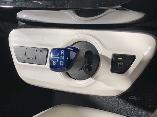 トヨタ プリウス A プレミアム 沖縄県 2016(平28)年 7.4万km グレーメタリック 禁煙車/ワンオーナー/純正ディーラーナビ/→【BT/CD/DVD/ワンセグTV】/バックカメラ/ビルトインETC/前方ドライブレコーダー/HUD（ヘッドアップデイスプレイ）/レーダークルーズコントロール/ステアリングリモコン/レザーシート/前席シートヒーター/トヨタセーフティセンス/→レーンディパーチャーアラート/→プリクラッシュセーフティ/→クリアランスソナー/→BSM（ブラインドスポットモニター）/LEDヘッドライト/オートハイビーム/スマートキー