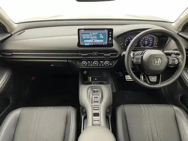 ホンダ ＺＲ－Ｖ ハイブリッド e:HEV Z 福井県 2022(令4)年 2.6万km スーパープラチナグレーメタリック ９インチHonda CONNECTナビ/フルセグTV/Bluetooth/AppleCarPlay/USB/AM/FM/マルチビューカメラシステム/ビルトイン2.0ETC/純正ドライブレコーダー/Honda SENSING/・衝突軽減ブレーキ/・誤発進抑制機能/・後方誤発進抑制機能/・歩行者事故低減ステアリング/・路外逸脱抑制機能/車線維持支援システム/・アダプティブクルーズコントロール/・標識認識機能/・先行車発進お知らせ機能/・オートハイビーム/・ブラインドスポットモニター/プッシュスタート /スペアキー/フルLEDヘッドライト（オートライト）/LEDアクティブコーナリングライト/BOSEプレミアムサウンドシステム/シートヒーター /ステアリングヒーター/ステアリングリモコン/パドルシフト/パワーバックドア/ワイヤレス充電器