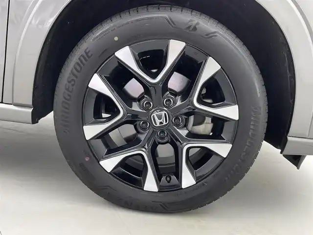 ホンダ ＺＲ－Ｖ ハイブリッド e:HEV Z 福井県 2022(令4)年 2.6万km スーパープラチナグレーメタリック ９インチHonda CONNECTナビ/フルセグTV/Bluetooth/AppleCarPlay/USB/AM/FM/マルチビューカメラシステム/ビルトイン2.0ETC/純正ドライブレコーダー/Honda SENSING/・衝突軽減ブレーキ/・誤発進抑制機能/・後方誤発進抑制機能/・歩行者事故低減ステアリング/・路外逸脱抑制機能/車線維持支援システム/・アダプティブクルーズコントロール/・標識認識機能/・先行車発進お知らせ機能/・オートハイビーム/・ブラインドスポットモニター/プッシュスタート /スペアキー/フルLEDヘッドライト（オートライト）/LEDアクティブコーナリングライト/BOSEプレミアムサウンドシステム/シートヒーター /ステアリングヒーター/ステアリングリモコン/パドルシフト/パワーバックドア/ワイヤレス充電器