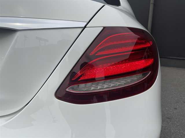 メルセデス・ベンツ Ｅ２２０ｄ アバンギャルド AMGライン 香川県 2018(平30)年 6.1万km ポーラホワイト 純正ナビ（BT、USB、アップルカープレイ）/360度カメラ/レーダーセーフティーパッケージ/黒レザーシート/全席　シートヒーター/前席　パワーシート/ブルメスター/パノラミックスライディングルーフ