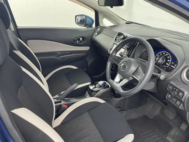 日産 ノート e－パワー X 埼玉県 2017(平29)年 7.1万km シャイニングブルー 純正７インチナビ　/エマージェンシーブレーキ　/車線逸脱警報　/オートライト　/Ｂｌｕｅｔｏｏｔｈ　/フルセグＴＶ　/ＡＵＸ　/純正ドラレコ　/プッシュスタート　/スマートキー　/ＣＤ再生　/ＥＴＣ　/純正フロアマット