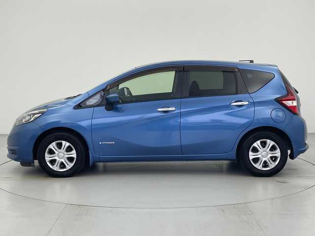 日産 ノート e－パワー X 愛知県 2017(平29)年 7.1万km シャイニングブルー 純正７インチナビ　/エマージェンシーブレーキ　/・車線逸脱警報　/オートライト　/Ｂｌｕｅｔｏｏｔｈ　/フルセグＴＶ　/ＡＵＸ　/純正ドラレコ　/プッシュスタート　/スマートキー　/ＣＤ再生　/ＥＴＣ　/純正フロアマット/取扱説明書/保証書