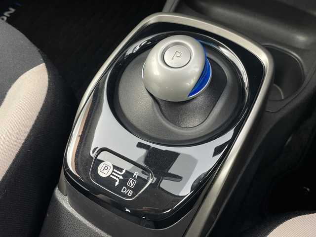 日産 ノート e－パワー X 愛知県 2017(平29)年 7.1万km シャイニングブルー 純正７インチナビ　/エマージェンシーブレーキ　/・車線逸脱警報　/オートライト　/Ｂｌｕｅｔｏｏｔｈ　/フルセグＴＶ　/ＡＵＸ　/純正ドラレコ　/プッシュスタート　/スマートキー　/ＣＤ再生　/ＥＴＣ　/純正フロアマット/取扱説明書/保証書