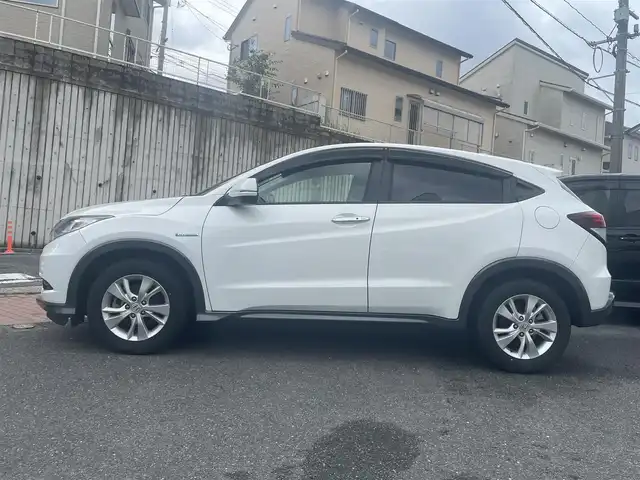 ホンダ ヴェゼル ハイブリッド X 福岡県 2014(平26)年 11.1万km ホワイトオーキッドパール (株)IDOMが運営する【じしゃロン八幡西店】の自社ローン専用車両になります。こちらは現金またはオートローンご利用時の価格です。自社ローンご希望の方は別途その旨お申付け下さい/ホンダ純正インターナビ（30T7A800）/・BLUETOOTH/・ワンセグTV/・CD/・DVD/ビルトインETC/ドライブレコーダー/衝撃被害軽減ブレーキ/クルーズコントロール/横滑り防止機能/プッシュスタート/ドアバイザー/ISOFIX