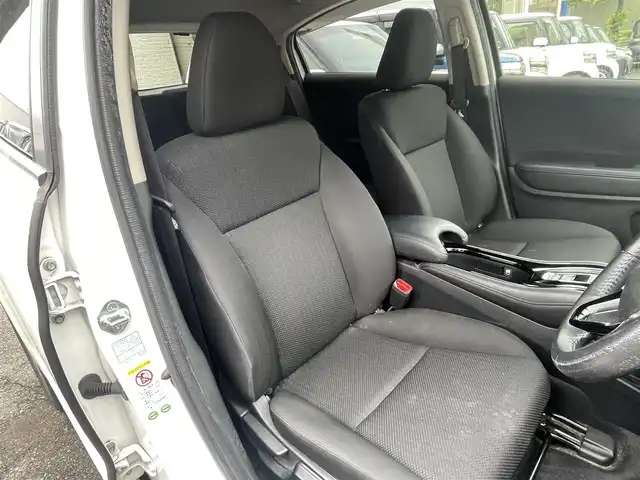 ホンダ ヴェゼル ハイブリッド X 福岡県 2014(平26)年 11.1万km ホワイトオーキッドパール (株)IDOMが運営する【じしゃロン八幡西店】の自社ローン専用車両になります。こちらは現金またはオートローンご利用時の価格です。自社ローンご希望の方は別途その旨お申付け下さい/ホンダ純正インターナビ（30T7A800）/・BLUETOOTH/・ワンセグTV/・CD/・DVD/ビルトインETC/ドライブレコーダー/衝撃被害軽減ブレーキ/クルーズコントロール/横滑り防止機能/プッシュスタート/ドアバイザー/ISOFIX