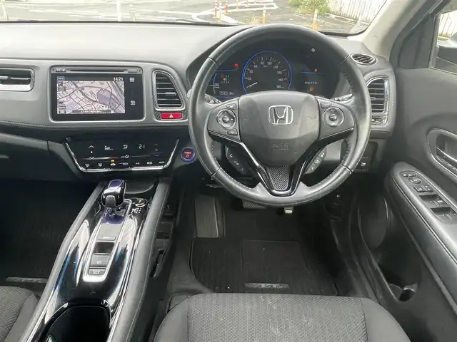 ホンダ ヴェゼル ハイブリッド X 福岡県 2014(平26)年 11.1万km ホワイトオーキッドパール (株)IDOMが運営する【じしゃロン八幡西店】の自社ローン専用車両になります。こちらは現金またはオートローンご利用時の価格です。自社ローンご希望の方は別途その旨お申付け下さい/ホンダ純正インターナビ（30T7A800）/・BLUETOOTH/・ワンセグTV/・CD/・DVD/ビルトインETC/ドライブレコーダー/衝撃被害軽減ブレーキ/クルーズコントロール/横滑り防止機能/プッシュスタート/ドアバイザー/ISOFIX
