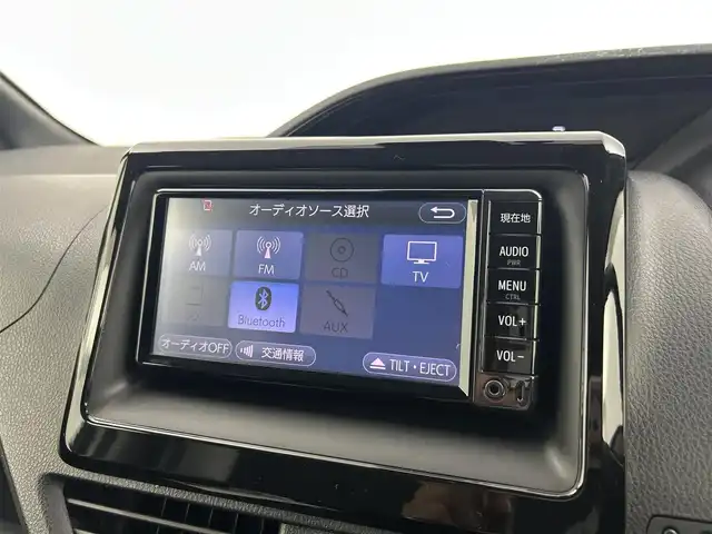 トヨタ エスクァイア ハイブリッド Gi 千葉県 2017(平29)年 5.3万km ホワイトパールクリスタルシャイン トヨタセーフティーセンス/・プリクラッシュセーフティ/・レーンディパーチャーアラート/・クルーズコントロール/・オートマチックハイビーム/両側パワースライドドア/純正SDナビ/・型式：NSCD-W66/・CD/Bluetooth/ワンセグTV/AM/FM/バックカメラ/コーナーセンサー/LEDオートヘッドライト/レザーシート/シートヒーター/ビルトインETC/デュアル式オートエアコン/純正15インチアルミホイール/ステアリングスイッチ/プッシュスタート/スマートキー/禁煙車