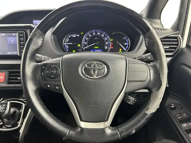 トヨタ エスクァイア ハイブリッド Gi 千葉県 2017(平29)年 5.3万km ホワイトパールクリスタルシャイン トヨタセーフティーセンス/・プリクラッシュセーフティ/・レーンディパーチャーアラート/・クルーズコントロール/・オートマチックハイビーム/両側パワースライドドア/純正SDナビ/・型式：NSCD-W66/・CD/Bluetooth/ワンセグTV/AM/FM/バックカメラ/コーナーセンサー/LEDオートヘッドライト/レザーシート/シートヒーター/ビルトインETC/デュアル式オートエアコン/純正15インチアルミホイール/ステアリングスイッチ/プッシュスタート/スマートキー/禁煙車