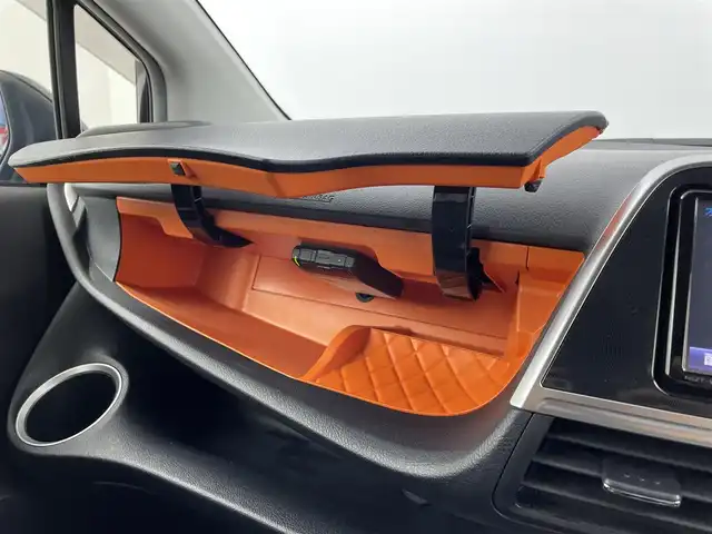 トヨタ シエンタ ハイブリッド G クエロ 大阪府 2018(平30)年 4.9万km ブラックマイカ Toyota Safety Sense/・プリクラッシュセーフティシステム/・レーンディパーチャーアラート/・オートマチックハイビーム/純正ナビ/　CD/DVD/BT/フルセグTV/バックカメラ/両側パワースライドドア/LEDヘッドライト/フォグランプ/ハーフレザーシート/前席シートヒーター/純正16インチアルミホイール/スマートキー/プッシュスタート/ビルトインETC/電動格納ミラー/革巻きステアリング/純正フロアマット