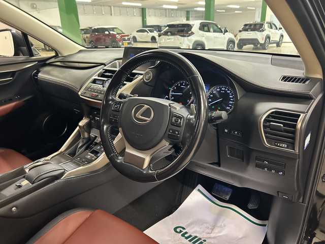 レクサス ＮＸ 200t Iパッケージ 熊本県 2015(平27)年 7.5万km グラファイトブラックガラスフレーク サンルーフ　衝突軽減システム　純正ナビ　バックカメラ　フルセグＴＶ　CD　DVD　Bluetooth　茶革シート　パワーシート　シートヒーター　シートメモリ　ハンドルヒーター　オートホールド　ETC2.0　レーダークルコン　３眼ＬＥＤ　パドルシフト　前後コーナーセンサー　純正フロアマット　純正アルミホイール　取扱説明書　スペアキー