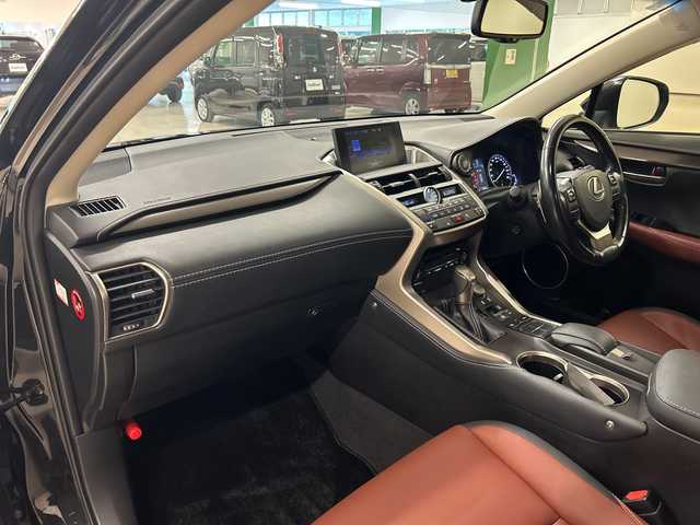 レクサス ＮＸ 200t Iパッケージ 熊本県 2015(平27)年 7.5万km グラファイトブラックガラスフレーク サンルーフ　衝突軽減システム　純正ナビ　バックカメラ　フルセグＴＶ　CD　DVD　Bluetooth　茶革シート　パワーシート　シートヒーター　シートメモリ　ハンドルヒーター　オートホールド　ETC2.0　レーダークルコン　３眼ＬＥＤ　パドルシフト　前後コーナーセンサー　純正フロアマット　純正アルミホイール　取扱説明書　スペアキー