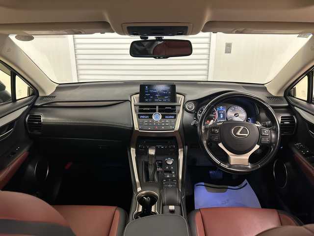 レクサス ＮＸ 200t Iパッケージ 熊本県 2015(平27)年 7.5万km グラファイトブラックガラスフレーク サンルーフ　衝突軽減システム　純正ナビ　バックカメラ　フルセグＴＶ　CD　DVD　Bluetooth　茶革シート　パワーシート　シートヒーター　シートメモリ　ハンドルヒーター　オートホールド　ETC2.0　レーダークルコン　３眼ＬＥＤ　パドルシフト　前後コーナーセンサー　純正フロアマット　純正アルミホイール　取扱説明書　スペアキー