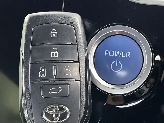 トヨタ ヴォクシー ハイブリッド S－Z 新潟県 2022(令4)年 4.4万km ホワイトパールクリスタルシャイン 純正ディスプレイオーディオナビ/【フルセグTV/AM/FM/Bluetooth//　USB/CD/DVD/Miracast】/バックカメラ/Toyota Safety Sense/・プリクラッシュセーフティ/・レーントレーシングアシスト/・レーンディパーチャーアラート/・レーダークルーズコントロール/・アダプティブハイビームシステム/・ブラインドスポットモニター/・ロードサインアシストト/・プロアクティブドライビングアシスト/・フロント・リヤクロストラフィックアラート/・レーンチェンジアシスト/・パーキングサポートブレーキ/・安心降車アシスト/・コーナーセンサー/快適利便パッケージHigh/両側パワースライドドア/パワーバックドア/ETC2.0/運転席・助手席・2列目シートヒーター/アクセサリーコンセント（100V1500W）/電動パーキングブレーキ/オートホールド/横滑り防止装置