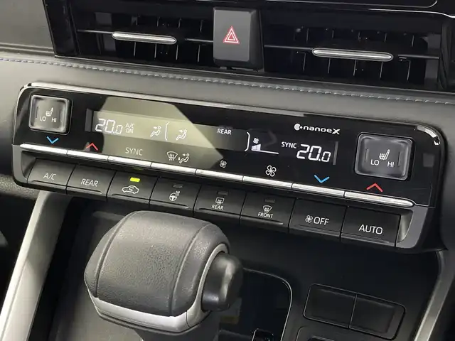 トヨタ ヴォクシー ハイブリッド S－Z 新潟県 2022(令4)年 4.4万km ホワイトパールクリスタルシャイン 純正ディスプレイオーディオナビ/【フルセグTV/AM/FM/Bluetooth//　USB/CD/DVD/Miracast】/バックカメラ/Toyota Safety Sense/・プリクラッシュセーフティ/・レーントレーシングアシスト/・レーンディパーチャーアラート/・レーダークルーズコントロール/・アダプティブハイビームシステム/・ブラインドスポットモニター/・ロードサインアシストト/・プロアクティブドライビングアシスト/・フロント・リヤクロストラフィックアラート/・レーンチェンジアシスト/・パーキングサポートブレーキ/・安心降車アシスト/・コーナーセンサー/快適利便パッケージHigh/両側パワースライドドア/パワーバックドア/ETC2.0/運転席・助手席・2列目シートヒーター/アクセサリーコンセント（100V1500W）/電動パーキングブレーキ/オートホールド/横滑り防止装置