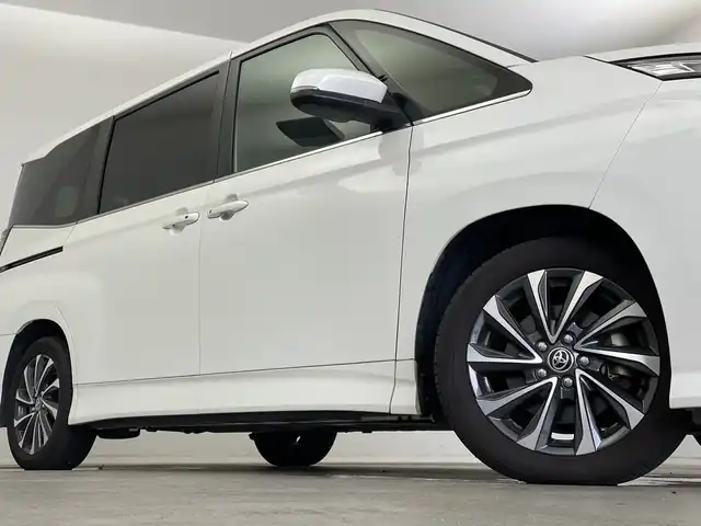 トヨタ ヴォクシー ハイブリッド S－Z 新潟県 2022(令4)年 4.4万km ホワイトパールクリスタルシャイン 純正ディスプレイオーディオナビ/【フルセグTV/AM/FM/Bluetooth//　USB/CD/DVD/Miracast】/バックカメラ/Toyota Safety Sense/・プリクラッシュセーフティ/・レーントレーシングアシスト/・レーンディパーチャーアラート/・レーダークルーズコントロール/・アダプティブハイビームシステム/・ブラインドスポットモニター/・ロードサインアシストト/・プロアクティブドライビングアシスト/・フロント・リヤクロストラフィックアラート/・レーンチェンジアシスト/・パーキングサポートブレーキ/・安心降車アシスト/・コーナーセンサー/快適利便パッケージHigh/両側パワースライドドア/パワーバックドア/ETC2.0/運転席・助手席・2列目シートヒーター/アクセサリーコンセント（100V1500W）/電動パーキングブレーキ/オートホールド/横滑り防止装置