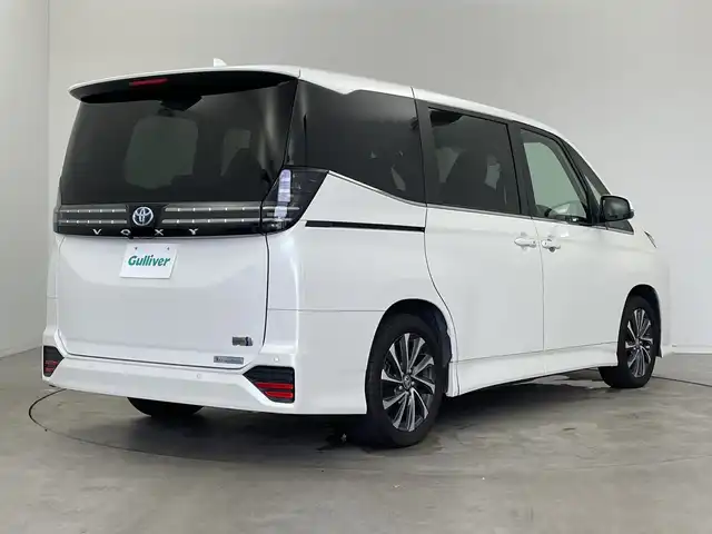 トヨタ ヴォクシー ハイブリッド S－Z 新潟県 2022(令4)年 4.4万km ホワイトパールクリスタルシャイン 純正ディスプレイオーディオナビ/【フルセグTV/AM/FM/Bluetooth//　USB/CD/DVD/Miracast】/バックカメラ/Toyota Safety Sense/・プリクラッシュセーフティ/・レーントレーシングアシスト/・レーンディパーチャーアラート/・レーダークルーズコントロール/・アダプティブハイビームシステム/・ブラインドスポットモニター/・ロードサインアシストト/・プロアクティブドライビングアシスト/・フロント・リヤクロストラフィックアラート/・レーンチェンジアシスト/・パーキングサポートブレーキ/・安心降車アシスト/・コーナーセンサー/快適利便パッケージHigh/両側パワースライドドア/パワーバックドア/ETC2.0/運転席・助手席・2列目シートヒーター/アクセサリーコンセント（100V1500W）/電動パーキングブレーキ/オートホールド/横滑り防止装置