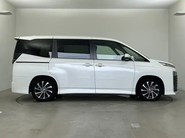 トヨタ ヴォクシー ハイブリッド S－Z 新潟県 2022(令4)年 4.4万km ホワイトパールクリスタルシャイン 純正ディスプレイオーディオナビ/【フルセグTV/AM/FM/Bluetooth//　USB/CD/DVD/Miracast】/バックカメラ/Toyota Safety Sense/・プリクラッシュセーフティ/・レーントレーシングアシスト/・レーンディパーチャーアラート/・レーダークルーズコントロール/・アダプティブハイビームシステム/・ブラインドスポットモニター/・ロードサインアシストト/・プロアクティブドライビングアシスト/・フロント・リヤクロストラフィックアラート/・レーンチェンジアシスト/・パーキングサポートブレーキ/・安心降車アシスト/・コーナーセンサー/快適利便パッケージHigh/両側パワースライドドア/パワーバックドア/ETC2.0/運転席・助手席・2列目シートヒーター/アクセサリーコンセント（100V1500W）/電動パーキングブレーキ/オートホールド/横滑り防止装置