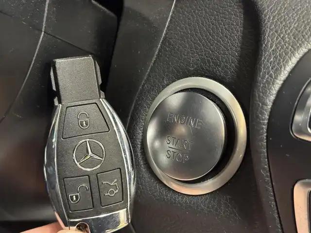 メルセデス・ベンツ ＧＬＣ２００ スポーツ 群馬県 2017(平29)年 5.4万km ダイヤモンドホワイト アクティブブレーキアシスト/ブラインドスポットアシスト/アテンションアシスト/レーンキープアシスト/純正HDDナビ/・フルセグTV/・BT/CD/DVD/・SD/FM.AM/全方位カメラ/レーダークルーズコントロール/パワーバックドア/革巻きステアリング/ステアリングスイッチ/前席シートヒーター/前席メモリ付パワーシート/ハーフレザーシート/ルーフレール/サイドステップ/前後コーナーセンサー/アイドリングストップ/スマートキー/プッシュスタート/電子パーキングブレーキ/純正19インチAW/純正フロアマット/ドアバイザー/横滑り防止システム/電動格納ウィンカーミラー