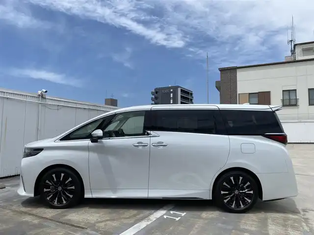 トヨタ アルファードハイブリット エグゼクティブ ラウンジ 広島県 2025(令7)年 0.1万km未満 プラチナホワイトパールマイカ ワンオーナー/トヨタチームメイト/ベージュプレミアムナッパ革シート/左右独立ムーンルーフ/純正OP:19インチアルミホイール/JBLプレミアムサウンドシステム/14インチリアエンターテイメント/14インチディスプレイオーディオプラス/エグゼクティブラウンジシート/デジタルインナーミラー/カラーヘッドアップディスプレイ/パノラミックビューカメラ/フルセグTV・スマートキー/保証書あり/取り扱い説明書あり/スペア（スマートキー）あり