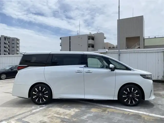 トヨタ アルファードハイブリット エグゼクティブ ラウンジ 広島県 2025(令7)年 0.1万km未満 プラチナホワイトパールマイカ ワンオーナー/トヨタチームメイト/ベージュプレミアムナッパ革シート/左右独立ムーンルーフ/純正OP:19インチアルミホイール/JBLプレミアムサウンドシステム/14インチリアエンターテイメント/14インチディスプレイオーディオプラス/エグゼクティブラウンジシート/デジタルインナーミラー/カラーヘッドアップディスプレイ/パノラミックビューカメラ/フルセグTV・スマートキー/保証書あり/取り扱い説明書あり/スペア（スマートキー）あり