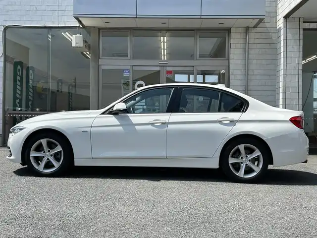 ＢＭＷ ３２０ｉ スポーツ 埼玉県 2017(平29)年 1.7万km アルピンホワイトⅢ メーカーHDDナビ/バックカメラ/パワーシート/スマートキー/ETC/プッシュスタート/LEDヘッドライト/保証書/取扱説明書/記録簿/スペアキー/純正AW付きノーマルタイヤ積込