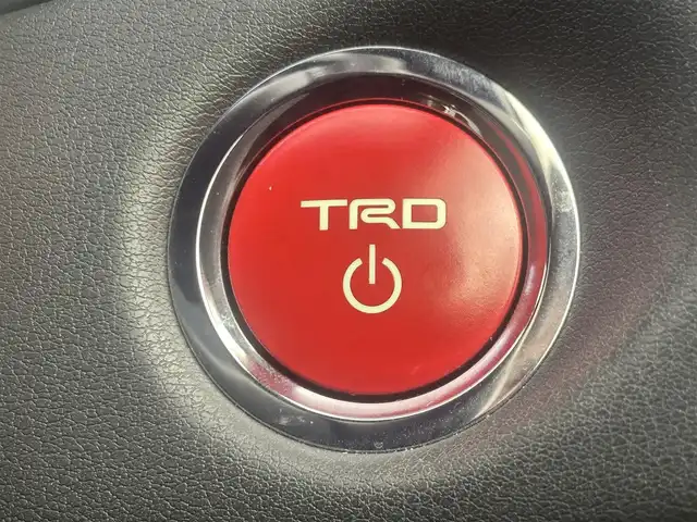 トヨタ クラウン ハイブリッド RS リミテッドⅡ 愛知県 2021(令3)年 6.4万km プレシャスホワイトパール ワンオーナー/220クラウン後期型/寒冷地仕様/RSlimited2特別仕様車/　　・3眼ヘッドライト/　　・LEDクリアランスランプ/　　・LEDシーケンシャルランプ/　　・フロントフォグランプリング/　　・漆黒メッキモール付フロントグリル＆バンパー/　　・スモークメッキラゲージガーニッシュ/　　・専用18インチマットブラック塗装アルミホイール/　　・本革シート/　　・前席シートベンチレーション/　　・メタル調センターコンソール/　　・ドアトリム（ダークグレー）/　　・スマートキー（専用ガンメタリックカラー）/　　・イージークローザー（全ドア）/　　・ディーラーオプションフロアマット/ドライブレコーダー（前方）/HUD/純正コネクテッドナビ付ディスプレイオーディオ/　　・CD/DVD/BT/フルセグTV/パノラミックビューモニター/ビルトインETC2.0/TRDプッシュボタン/ステアリングリモコン/ステアリングヒーター/パワーシート（前席）/シートヒーター（前席）/電動式リヤサンシェード/BSM/トヨタセーフティセンス/インテリジェントクリアランスソナー/取扱説明書/保証書