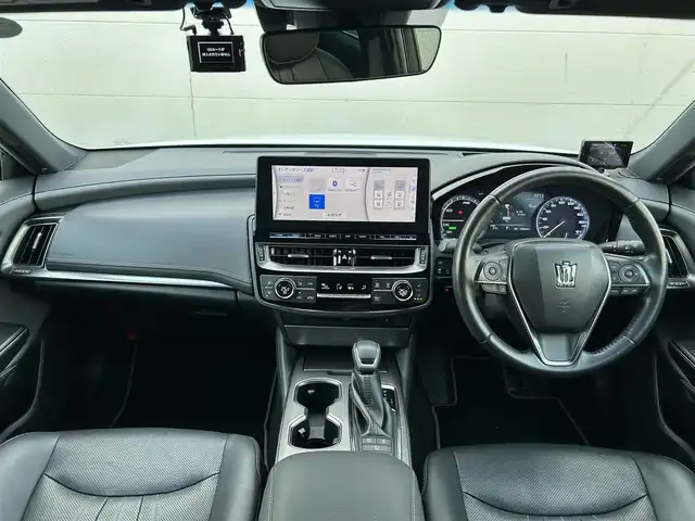 トヨタ クラウン ハイブリッド RS リミテッドⅡ 茨城県 2021(令3)年 6.4万km プレシャスホワイトパール ワンオーナー/220クラウン後期型/寒冷地仕様/RSlimited2特別仕様車/　　・3眼ヘッドライト/　　・LEDクリアランスランプ/　　・LEDシーケンシャルランプ/　　・フロントフォグランプリング/　　・漆黒メッキモール付フロントグリル＆バンパー/　　・スモークメッキラゲージガーニッシュ/　　・専用18インチマットブラック塗装アルミホイール/　　・本革シート/　　・前席シートベンチレーション/　　・メタル調センターコンソール/　　・ドアトリム（ダークグレー）/　　・スマートキー（専用ガンメタリックカラー）/　　・イージークローザー（全ドア）/　　・ディーラーオプションフロアマット/ドライブレコーダー（前方）/HUD/純正コネクテッドナビ付ディスプレイオーディオ/　　・CD/DVD/BT/フルセグTV/パノラミックビューモニター/ビルトインETC2.0/TRDプッシュボタン/ステアリングリモコン/ステアリングヒーター/パワーシート（前席）/シートヒーター（前席）/電動式リヤサンシェード/BSM/トヨタセーフティセンス/インテリジェントクリアランスソナー/取扱説明書/保証書