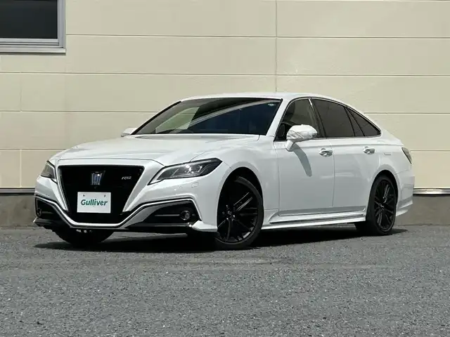 トヨタ クラウン ハイブリッド RS リミテッドⅡ 茨城県 2021(令3)年 6.4万km プレシャスホワイトパール ワンオーナー/220クラウン後期型/寒冷地仕様/RSlimited2特別仕様車/　　・3眼ヘッドライト/　　・LEDクリアランスランプ/　　・LEDシーケンシャルランプ/　　・フロントフォグランプリング/　　・漆黒メッキモール付フロントグリル＆バンパー/　　・スモークメッキラゲージガーニッシュ/　　・専用18インチマットブラック塗装アルミホイール/　　・本革シート/　　・前席シートベンチレーション/　　・メタル調センターコンソール/　　・ドアトリム（ダークグレー）/　　・スマートキー（専用ガンメタリックカラー）/　　・イージークローザー（全ドア）/　　・ディーラーオプションフロアマット/ドライブレコーダー（前方）/HUD/純正コネクテッドナビ付ディスプレイオーディオ/　　・CD/DVD/BT/フルセグTV/パノラミックビューモニター/ビルトインETC2.0/TRDプッシュボタン/ステアリングリモコン/ステアリングヒーター/パワーシート（前席）/シートヒーター（前席）/電動式リヤサンシェード/BSM/トヨタセーフティセンス/インテリジェントクリアランスソナー/取扱説明書/保証書