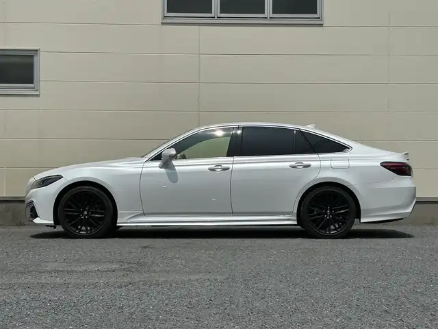 トヨタ クラウン ハイブリッド RS リミテッドⅡ 茨城県 2021(令3)年 6.4万km プレシャスホワイトパール ワンオーナー/220クラウン後期型/寒冷地仕様/RSlimited2特別仕様車/　　・3眼ヘッドライト/　　・LEDクリアランスランプ/　　・LEDシーケンシャルランプ/　　・フロントフォグランプリング/　　・漆黒メッキモール付フロントグリル＆バンパー/　　・スモークメッキラゲージガーニッシュ/　　・専用18インチマットブラック塗装アルミホイール/　　・本革シート/　　・前席シートベンチレーション/　　・メタル調センターコンソール/　　・ドアトリム（ダークグレー）/　　・スマートキー（専用ガンメタリックカラー）/　　・イージークローザー（全ドア）/　　・ディーラーオプションフロアマット/ドライブレコーダー（前方）/HUD/純正コネクテッドナビ付ディスプレイオーディオ/　　・CD/DVD/BT/フルセグTV/パノラミックビューモニター/ビルトインETC2.0/TRDプッシュボタン/ステアリングリモコン/ステアリングヒーター/パワーシート（前席）/シートヒーター（前席）/電動式リヤサンシェード/BSM/トヨタセーフティセンス/インテリジェントクリアランスソナー/取扱説明書/保証書