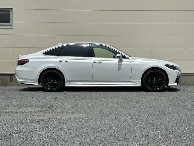 トヨタ クラウン ハイブリッド RS リミテッドⅡ 茨城県 2021(令3)年 6.4万km プレシャスホワイトパール ワンオーナー/220クラウン後期型/寒冷地仕様/RSlimited2特別仕様車/　　・3眼ヘッドライト/　　・LEDクリアランスランプ/　　・LEDシーケンシャルランプ/　　・フロントフォグランプリング/　　・漆黒メッキモール付フロントグリル＆バンパー/　　・スモークメッキラゲージガーニッシュ/　　・専用18インチマットブラック塗装アルミホイール/　　・本革シート/　　・前席シートベンチレーション/　　・メタル調センターコンソール/　　・ドアトリム（ダークグレー）/　　・スマートキー（専用ガンメタリックカラー）/　　・イージークローザー（全ドア）/　　・ディーラーオプションフロアマット/ドライブレコーダー（前方）/HUD/純正コネクテッドナビ付ディスプレイオーディオ/　　・CD/DVD/BT/フルセグTV/パノラミックビューモニター/ビルトインETC2.0/TRDプッシュボタン/ステアリングリモコン/ステアリングヒーター/パワーシート（前席）/シートヒーター（前席）/電動式リヤサンシェード/BSM/トヨタセーフティセンス/インテリジェントクリアランスソナー/取扱説明書/保証書