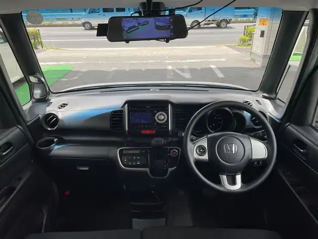 ホンダ Ｎ ＢＯＸ G SSパッケージ 東京都 2014(平26)年 4.1万km カトラリーシルバーM ワンオーナー/ディスプレイオーディオ/両側パワースライドドア/デジタルインナーミラー/プッシュスタート/ハロゲンヘッドランプ/電動格納ドアミラー/オートエアコン/ETC/リモコンエンジンスターター/シートリフター/左右独立アームレスト(後席中央)/スペアキー/ステアリングスイッチ/保証書＆取扱説明書