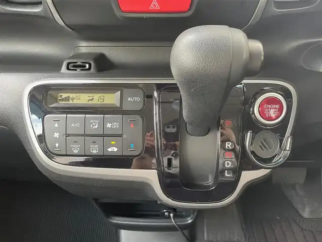 ホンダ Ｎ ＢＯＸ G SSパッケージ 東京都 2014(平26)年 4.1万km カトラリーシルバーM ワンオーナー/ディスプレイオーディオ/両側パワースライドドア/デジタルインナーミラー/プッシュスタート/ハロゲンヘッドランプ/電動格納ドアミラー/オートエアコン/ETC/リモコンエンジンスターター/シートリフター/左右独立アームレスト(後席中央)/スペアキー/ステアリングスイッチ/保証書＆取扱説明書