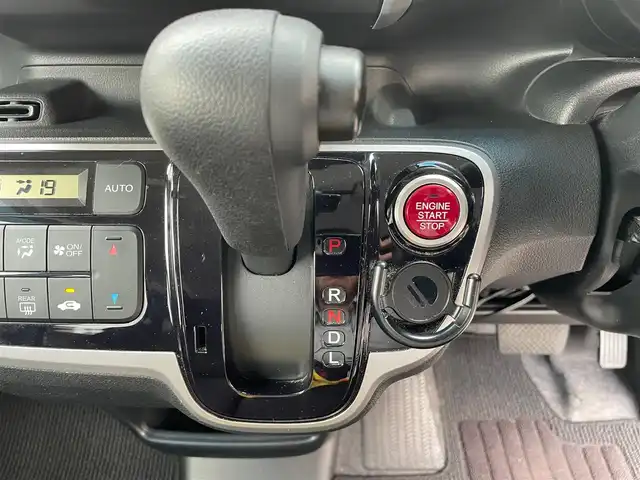ホンダ Ｎ ＢＯＸ G SSパッケージ 東京都 2014(平26)年 4.1万km カトラリーシルバーM ワンオーナー/ディスプレイオーディオ/両側パワースライドドア/デジタルインナーミラー/プッシュスタート/ハロゲンヘッドランプ/電動格納ドアミラー/オートエアコン/ETC/リモコンエンジンスターター/シートリフター/左右独立アームレスト(後席中央)/スペアキー/ステアリングスイッチ/保証書＆取扱説明書