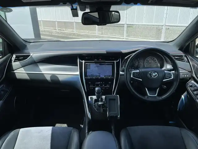 トヨタ ハリアー プレミアム 香川県 2017(平29)年 5.7万km ホワイトパールクリスタルシャイン 登録時走行距離：56378km/ディーラー純正9型ナビ/　CD DVD BT フルセグTV/バックカメラ/純正ドライブレコーダー/ビルトインETC/プリクラッシュセーフティシステム/レーンキープアシスト/レーダークルーズコントロール/クリアランスソナー/オートハイビーム/LEDヘッドライト/オートライト/フォグランプ/パワーバックドア/MTモード付AT/アイドリングストップ/横滑り防止装置/ハーフレザーシート/革巻きステアリング/ステアリングスイッチ/プッシュスタート/スマートキー
