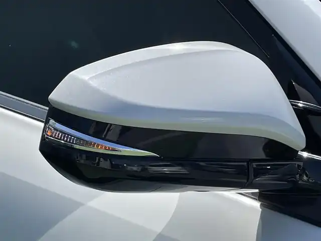 トヨタ ハリアー プレミアム 香川県 2017(平29)年 5.7万km ホワイトパールクリスタルシャイン 登録時走行距離：56378km/ディーラー純正9型ナビ/　CD DVD BT フルセグTV/バックカメラ/純正ドライブレコーダー/ビルトインETC/プリクラッシュセーフティシステム/レーンキープアシスト/レーダークルーズコントロール/クリアランスソナー/オートハイビーム/LEDヘッドライト/オートライト/フォグランプ/パワーバックドア/MTモード付AT/アイドリングストップ/横滑り防止装置/ハーフレザーシート/革巻きステアリング/ステアリングスイッチ/プッシュスタート/スマートキー