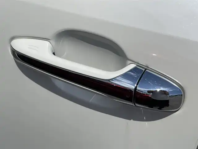 トヨタ ハリアー プレミアム 香川県 2017(平29)年 5.7万km ホワイトパールクリスタルシャイン 登録時走行距離：56378km/ディーラー純正9型ナビ/　CD DVD BT フルセグTV/バックカメラ/純正ドライブレコーダー/ビルトインETC/プリクラッシュセーフティシステム/レーンキープアシスト/レーダークルーズコントロール/クリアランスソナー/オートハイビーム/LEDヘッドライト/オートライト/フォグランプ/パワーバックドア/MTモード付AT/アイドリングストップ/横滑り防止装置/ハーフレザーシート/革巻きステアリング/ステアリングスイッチ/プッシュスタート/スマートキー