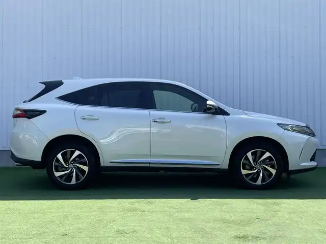 トヨタ ハリアー プレミアム 香川県 2017(平29)年 5.7万km ホワイトパールクリスタルシャイン 登録時走行距離：56378km/ディーラー純正9型ナビ/　CD DVD BT フルセグTV/バックカメラ/純正ドライブレコーダー/ビルトインETC/プリクラッシュセーフティシステム/レーンキープアシスト/レーダークルーズコントロール/クリアランスソナー/オートハイビーム/LEDヘッドライト/オートライト/フォグランプ/パワーバックドア/MTモード付AT/アイドリングストップ/横滑り防止装置/ハーフレザーシート/革巻きステアリング/ステアリングスイッチ/プッシュスタート/スマートキー