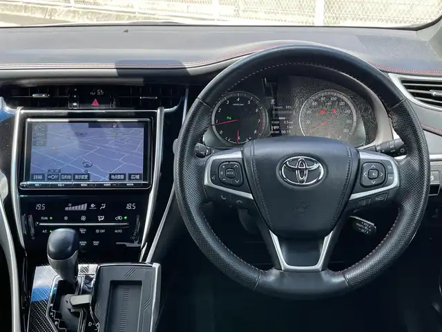 トヨタ ハリアー プレミアム 香川県 2017(平29)年 5.7万km ホワイトパールクリスタルシャイン 登録時走行距離：56378km/ディーラー純正9型ナビ/　CD DVD BT フルセグTV/バックカメラ/純正ドライブレコーダー/ビルトインETC/プリクラッシュセーフティシステム/レーンキープアシスト/レーダークルーズコントロール/クリアランスソナー/オートハイビーム/LEDヘッドライト/オートライト/フォグランプ/パワーバックドア/MTモード付AT/アイドリングストップ/横滑り防止装置/ハーフレザーシート/革巻きステアリング/ステアリングスイッチ/プッシュスタート/スマートキー