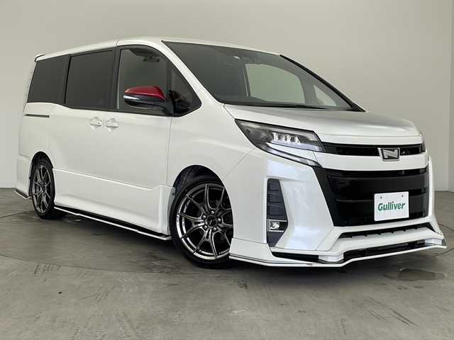 トヨタ ノア Si 兵庫県 2017(平29)年 4.8万km ホワイトパールクリスタルシャイン ・社外ナビ/CD/DVD/Bluetooth/SD/AUX/USB/・トヨタセーフティセンス/・プリクラッシュセーフティ/・レーンキープアシスト/・アイドリングストップ/・バックカメラ/・前方ドライブレコーダー/・MTモード付AT/・LEDオートライト/・オートマチックハイビーム/・両側パワースライドドア/・ステアリングリモコン/・デジタルインナーミラー/・ウォークスルー/・社外エアロ（フロント・サイド・リア）/・RAYS18インチAW/・スマートキー/・プッシュスタートボタン/・Wエアバッグ/・ビルドインETC/・革巻きステアリング/・スペアキー