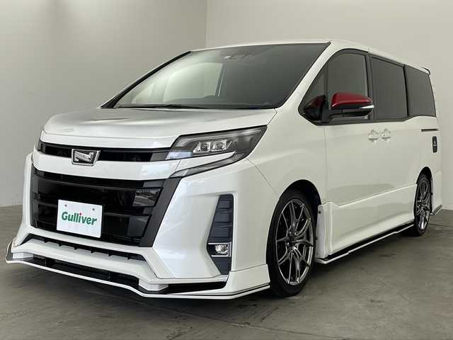トヨタ ノア Si 兵庫県 2017(平29)年 4.8万km ホワイトパールクリスタルシャイン ・社外ナビ/CD/DVD/Bluetooth/SD/AUX/USB/・トヨタセーフティセンス/・プリクラッシュセーフティ/・レーンキープアシスト/・アイドリングストップ/・バックカメラ/・前方ドライブレコーダー/・MTモード付AT/・LEDオートライト/・オートマチックハイビーム/・両側パワースライドドア/・ステアリングリモコン/・デジタルインナーミラー/・ウォークスルー/・社外エアロ（フロント・サイド・リア）/・RAYS18インチAW/・スマートキー/・プッシュスタートボタン/・Wエアバッグ/・ビルドインETC/・革巻きステアリング/・スペアキー