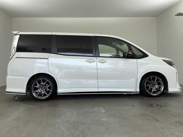 トヨタ ノア Si 兵庫県 2017(平29)年 4.8万km ホワイトパールクリスタルシャイン ・社外ナビ/CD/DVD/Bluetooth/SD/AUX/USB/・トヨタセーフティセンス/・プリクラッシュセーフティ/・レーンキープアシスト/・アイドリングストップ/・バックカメラ/・前方ドライブレコーダー/・MTモード付AT/・LEDオートライト/・オートマチックハイビーム/・両側パワースライドドア/・ステアリングリモコン/・デジタルインナーミラー/・ウォークスルー/・社外エアロ（フロント・サイド・リア）/・RAYS18インチAW/・スマートキー/・プッシュスタートボタン/・Wエアバッグ/・ビルドインETC/・革巻きステアリング/・スペアキー