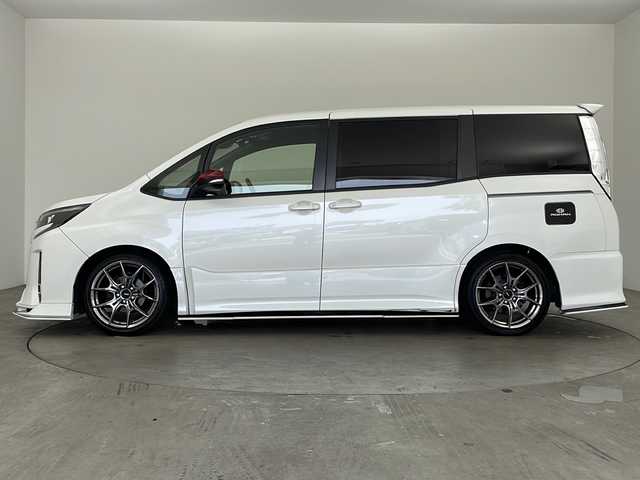 トヨタ ノア Si 兵庫県 2017(平29)年 4.8万km ホワイトパールクリスタルシャイン ・社外ナビ/CD/DVD/Bluetooth/SD/AUX/USB/・トヨタセーフティセンス/・プリクラッシュセーフティ/・レーンキープアシスト/・アイドリングストップ/・バックカメラ/・前方ドライブレコーダー/・MTモード付AT/・LEDオートライト/・オートマチックハイビーム/・両側パワースライドドア/・ステアリングリモコン/・デジタルインナーミラー/・ウォークスルー/・社外エアロ（フロント・サイド・リア）/・RAYS18インチAW/・スマートキー/・プッシュスタートボタン/・Wエアバッグ/・ビルドインETC/・革巻きステアリング/・スペアキー