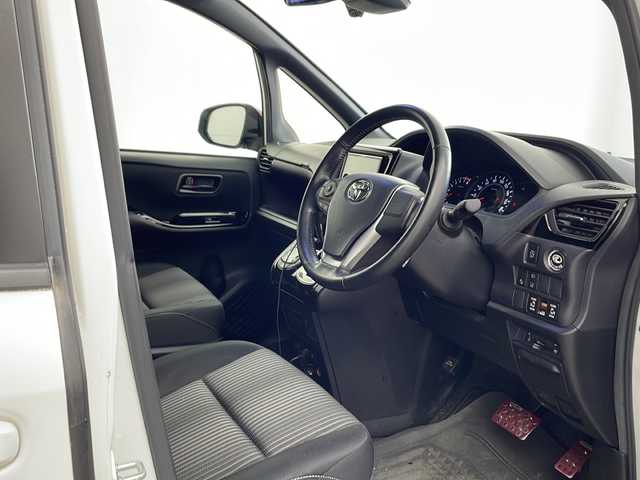トヨタ ノア Si 兵庫県 2017(平29)年 4.8万km ホワイトパールクリスタルシャイン ・社外ナビ/CD/DVD/Bluetooth/SD/AUX/USB/・トヨタセーフティセンス/・プリクラッシュセーフティ/・レーンキープアシスト/・アイドリングストップ/・バックカメラ/・前方ドライブレコーダー/・MTモード付AT/・LEDオートライト/・オートマチックハイビーム/・両側パワースライドドア/・ステアリングリモコン/・デジタルインナーミラー/・ウォークスルー/・社外エアロ（フロント・サイド・リア）/・RAYS18インチAW/・スマートキー/・プッシュスタートボタン/・Wエアバッグ/・ビルドインETC/・革巻きステアリング/・スペアキー