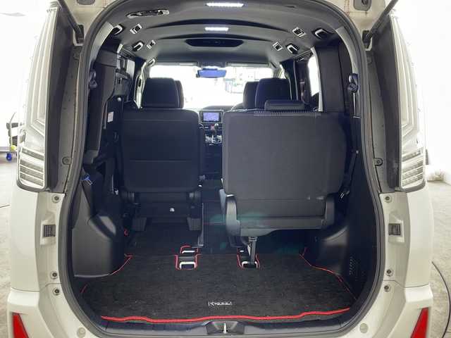 トヨタ ノア Si 兵庫県 2017(平29)年 4.8万km ホワイトパールクリスタルシャイン ・社外ナビ/CD/DVD/Bluetooth/SD/AUX/USB/・トヨタセーフティセンス/・プリクラッシュセーフティ/・レーンキープアシスト/・アイドリングストップ/・バックカメラ/・前方ドライブレコーダー/・MTモード付AT/・LEDオートライト/・オートマチックハイビーム/・両側パワースライドドア/・ステアリングリモコン/・デジタルインナーミラー/・ウォークスルー/・社外エアロ（フロント・サイド・リア）/・RAYS18インチAW/・スマートキー/・プッシュスタートボタン/・Wエアバッグ/・ビルドインETC/・革巻きステアリング/・スペアキー