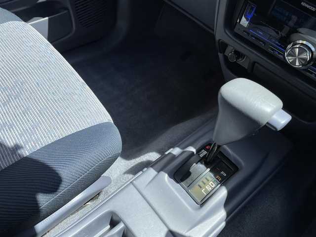 トヨタ ハイラックス スポーツピック エクストラキャブ 東京都 2001(平13)年 4.8万km シャンパンマイカM サンルーフ/社外CDオーディオ/社外16インチアルミホイール/メッキドアミラー/ファブリックスポーツシート/シートバックポケット/ETC/メッキリアバンパー/メッキフロントバンパー/プライバシーガラス/純正ハンドル/純正15インチタイヤ有/純正マフラー有/純正フロアマット/取扱説明書