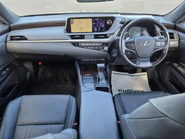 レクサス ＥＳ 300h バージョンL 鹿児島県 2020(令2)年 5.7万km グラファイトブラックガラスフレーク ムーンルーフ　/ヘッドアップディスプレイ　/レーダークルーズコントロール　/前後ドライブレコーダー　/パノラミックビューモニター　/全席シートヒーター　/Ｄ＋Ｎ席エアシート　/ステアリングヒーター　/ビルトインＥＴＣ/ＭＴモード付きＡＴ/パドルシフト/前後ドライブレコーダー/シートメモリー/レクサスセーフティシステム＋/パーキングサポートブレーキ/ブラインドスポットモニター/デジタルアウターミラー/プッシュスタート/スマートキー/アイドリングストップ/電動サンシェード