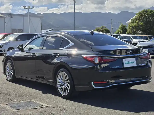 レクサス ＥＳ 300h バージョンL 鹿児島県 2020(令2)年 5.7万km グラファイトブラックガラスフレーク ムーンルーフ　/ヘッドアップディスプレイ　/レーダークルーズコントロール　/前後ドライブレコーダー　/パノラミックビューモニター　/全席シートヒーター　/Ｄ＋Ｎ席エアシート　/ステアリングヒーター　/ビルトインＥＴＣ/ＭＴモード付きＡＴ/パドルシフト/前後ドライブレコーダー/シートメモリー/レクサスセーフティシステム＋/パーキングサポートブレーキ/ブラインドスポットモニター/デジタルアウターミラー/プッシュスタート/スマートキー/アイドリングストップ/電動サンシェード
