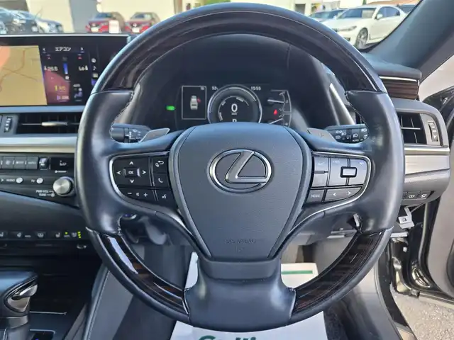 レクサス ＥＳ 300h バージョンL 鹿児島県 2020(令2)年 5.7万km グラファイトブラックガラスフレーク ムーンルーフ　/ヘッドアップディスプレイ　/レーダークルーズコントロール　/前後ドライブレコーダー　/パノラミックビューモニター　/全席シートヒーター　/Ｄ＋Ｎ席エアシート　/ステアリングヒーター　/ビルトインＥＴＣ/ＭＴモード付きＡＴ/パドルシフト/前後ドライブレコーダー/シートメモリー/レクサスセーフティシステム＋/パーキングサポートブレーキ/ブラインドスポットモニター/デジタルアウターミラー/プッシュスタート/スマートキー/アイドリングストップ/電動サンシェード