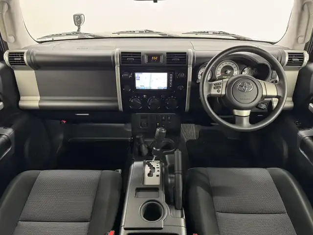 トヨタ ＦＪクルーザー 三重県 2017(平29)年 3.9万km ブラック/ホワイト ガソリン/パートタイム4WD/フロア5AT/純正 7インチナビ NSCD-W66/（FM/AM/CD/TV/SD/Bluetooth/AUX）/バックカメラ/ETC/安全/・バックソナー/・SRS 前席サイドエアバッグ＆前後席カーテンシールドエアバッグ/・EBD付ABS/装備/17インチアルミホイール（RAYS・VOLK RACING TE37XT）（17×8J＋20 139.7-6H）/・【OP】寒冷地仕様（ウインドシールドデアイサー、サイドステップ、リモコン大型ドアミラー（ヒーター付）など）/・【OP】クルーズコントロール/・【OP】リヤデフロック/・【OP】フロントフォグランプ/・マニュアルエアコン/・ステアリングスイッチ/・リヤフォグランプ/・チルトステアリング/・リモコンキーx1/など